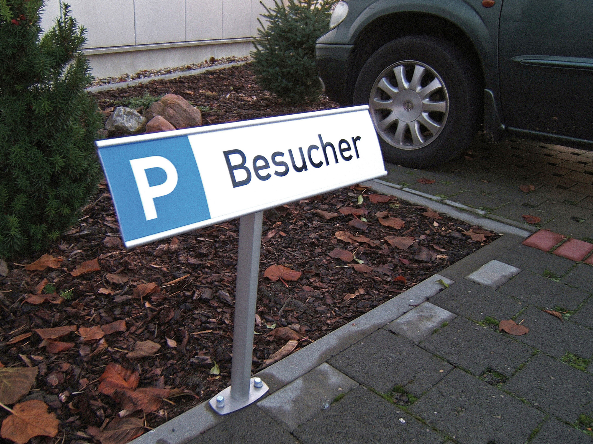 Parkplatzschild mit Pfosten 119 x 500 mm aus eloxierten Aluminiumprofilen