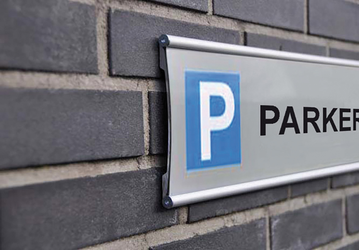Parkplatzschild mit Pfosten 119 x 500 mm aus eloxierten Aluminiumprofilen