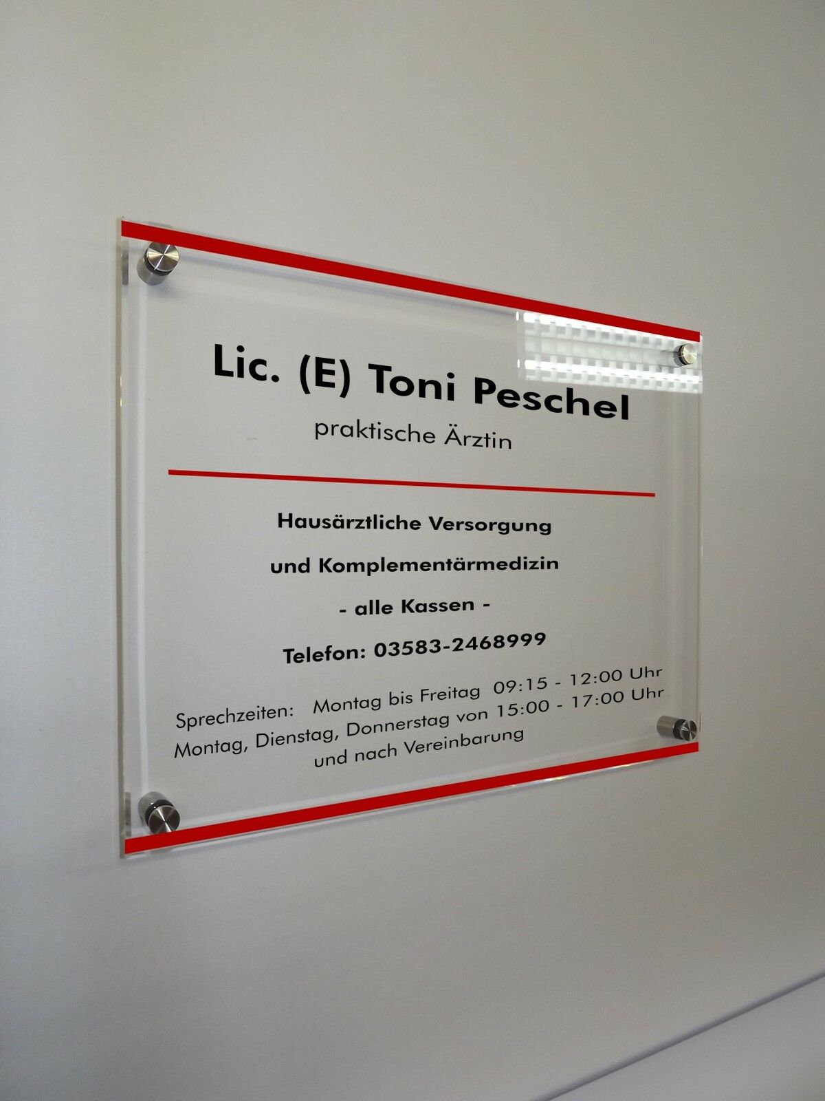 Firmenschild aus Acrylglas oder Alu-Verbund inkl. Abstandshalter und Beschriftung 