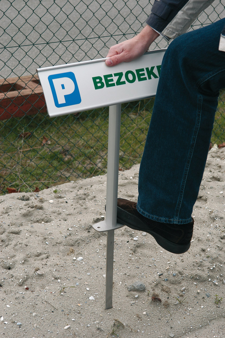 Parkplatzschild mit Pfosten 119 x 500 mm aus eloxierten Aluminiumprofilen