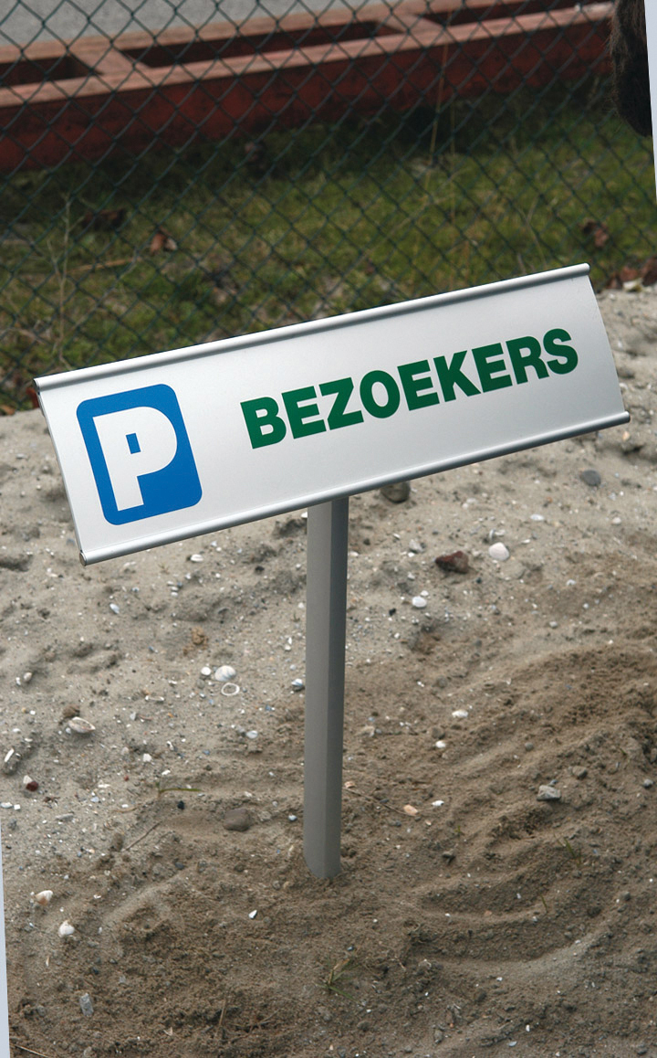Parkplatzschild mit Pfosten 119 x 500 mm aus eloxierten Aluminiumprofilen