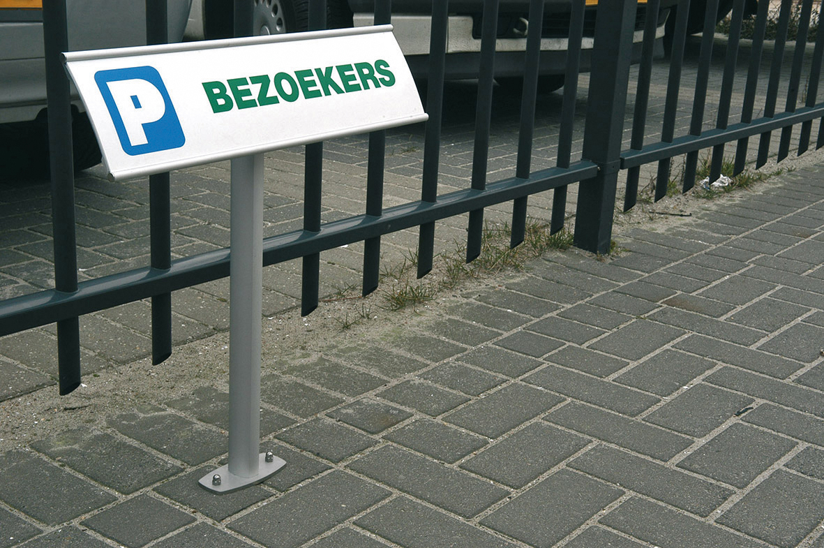 Parkplatzschild mit Pfosten 119 x 500 mm aus eloxierten Aluminiumprofilen