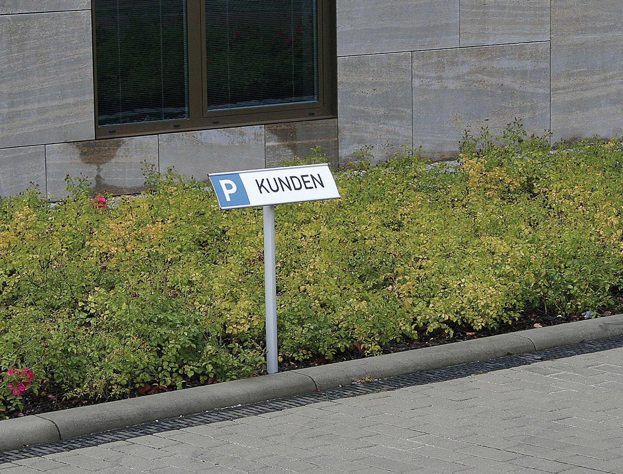 Parkplatzschild mit Pfosten 119 x 500 mm aus eloxierten Aluminiumprofilen